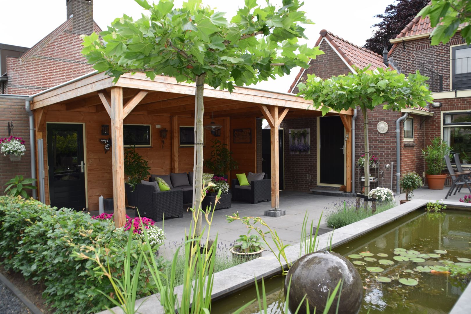 Uitzicht op de vijver, Dutch Quality Gardens, Mocking Hoveniers Dutch Quality Gardens, Mocking Hoveniers