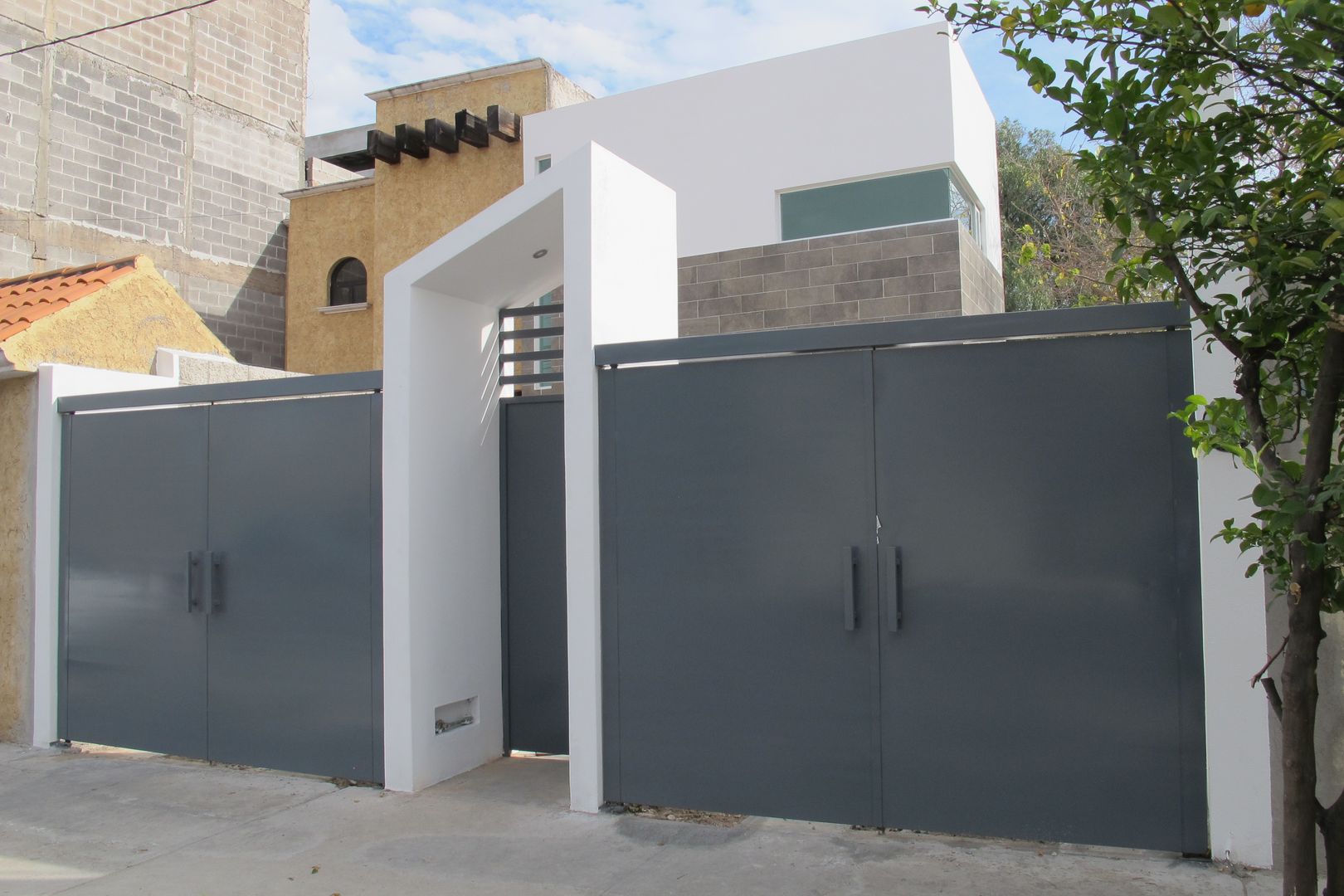 Casa habitación en Melchor Ocampo, ÖQ Arquitectos ÖQ Arquitectos Garage Doors آئرن / اسٹیل