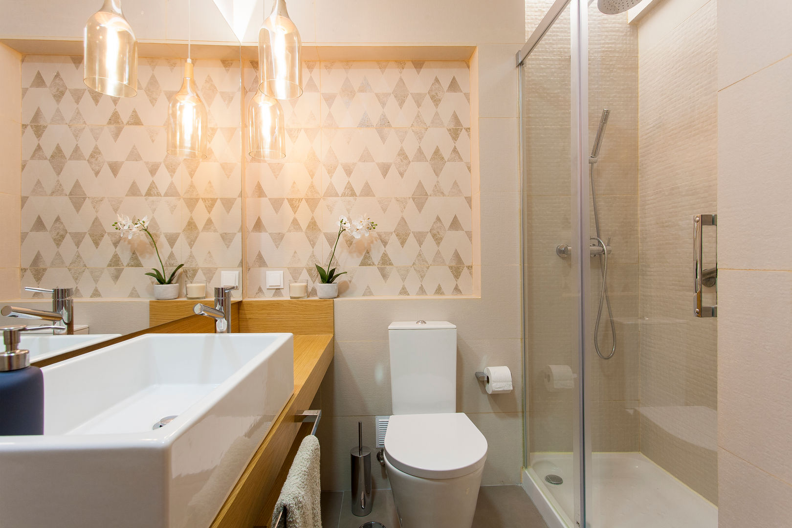 Casa de banho Traço Magenta - Design de Interiores Banheiros modernos Azulejo Bege Iluminação