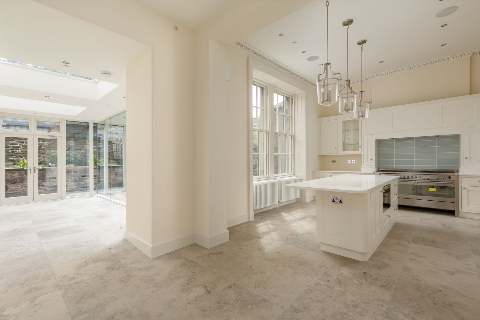 Contemporary White Shaker Kitchen Stange Kraft Ltd Cocinas de estilo moderno Madera maciza Multicolor white kitchen