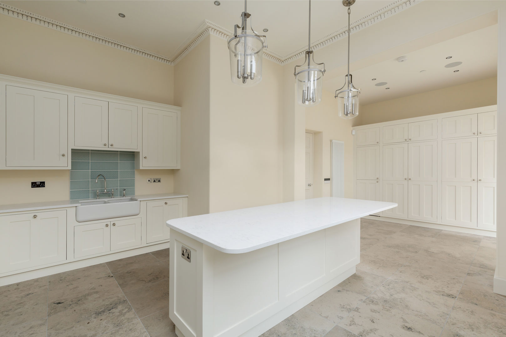 Contemporary White Shaker Kitchen Stange Kraft Ltd Cocinas de estilo moderno Madera maciza Multicolor white kitchen