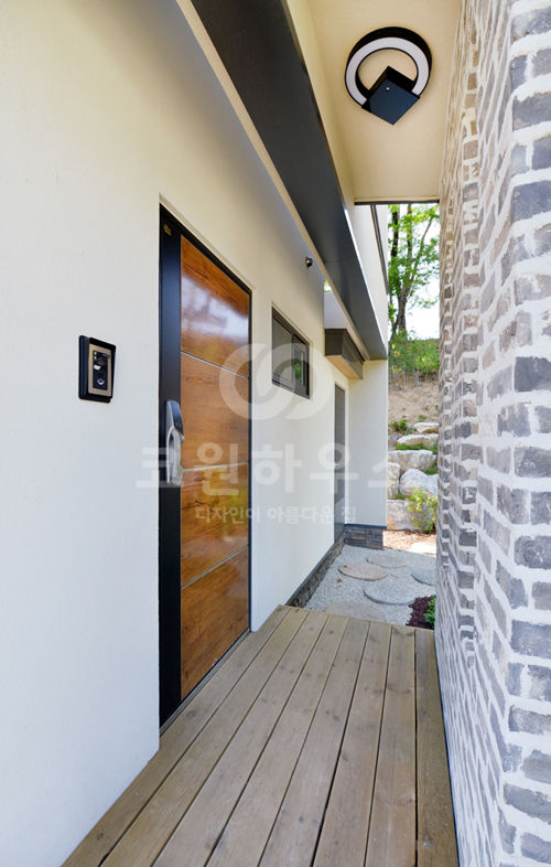 homify Modern corridor, hallway & stairs