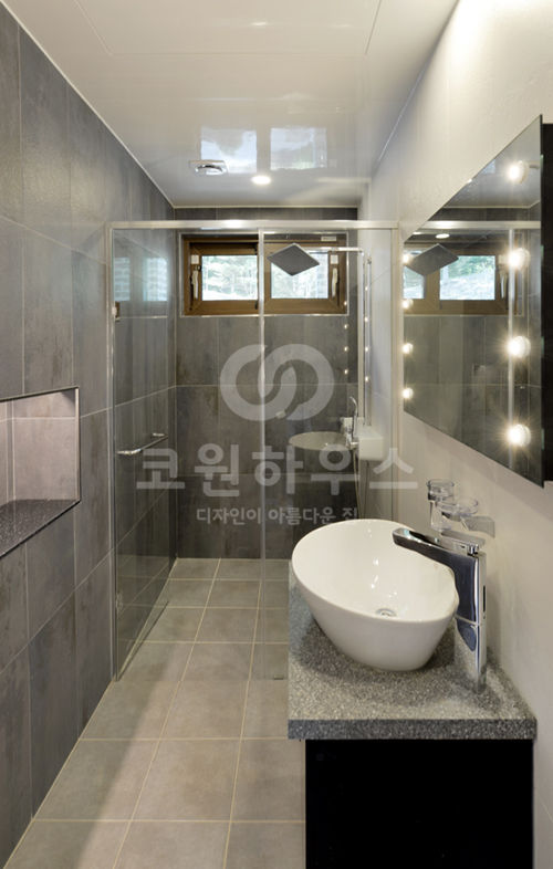 homify Modern bathroom