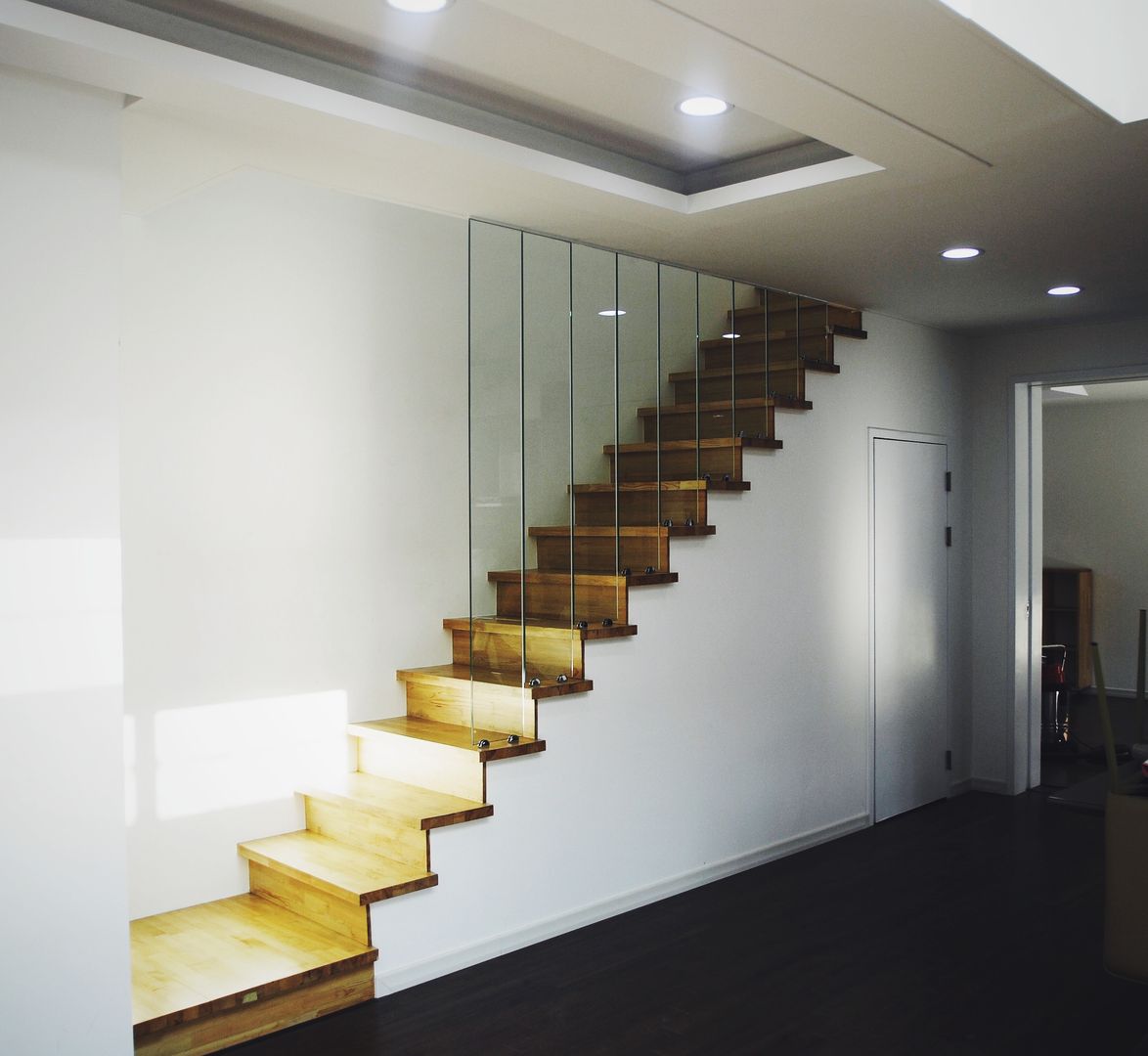 Black House (강원도 평창 전원주택), 위즈스케일디자인 위즈스케일디자인 Modern Corridor, Hallway and Staircase Wood Wood effect