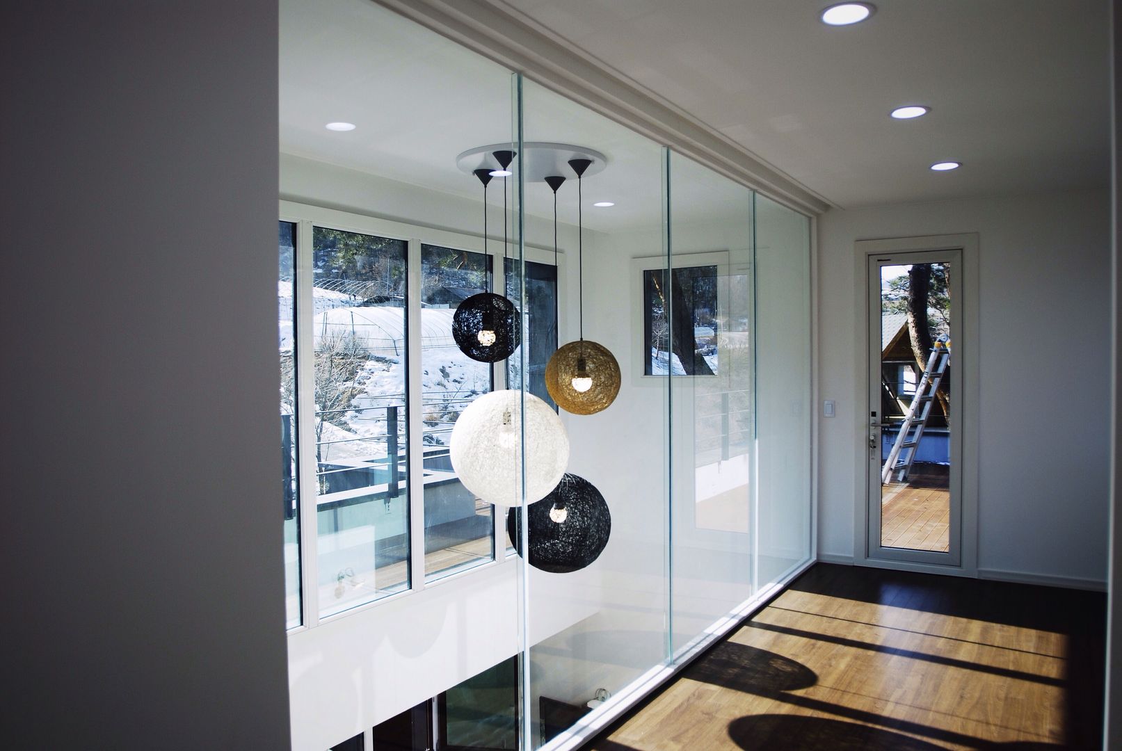 Black House (강원도 평창 전원주택), 위즈스케일디자인 위즈스케일디자인 Modern Corridor, Hallway and Staircase