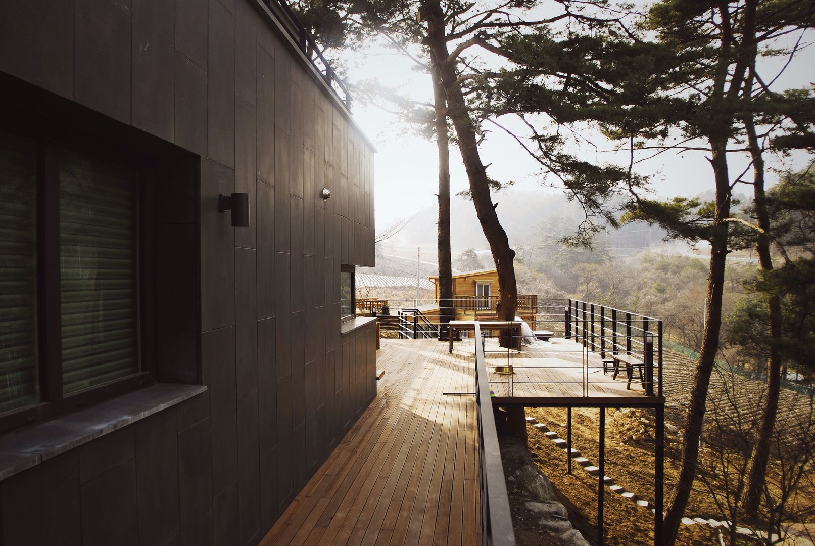 Black House (강원도 평창 전원주택), 위즈스케일디자인 위즈스케일디자인 Varandas, alpendres e terraços modernos Madeira Efeito de madeira