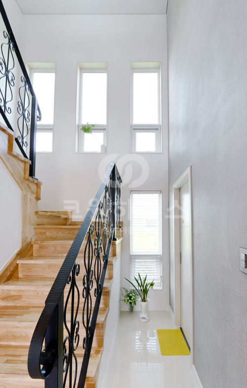 homify Modern corridor, hallway & stairs