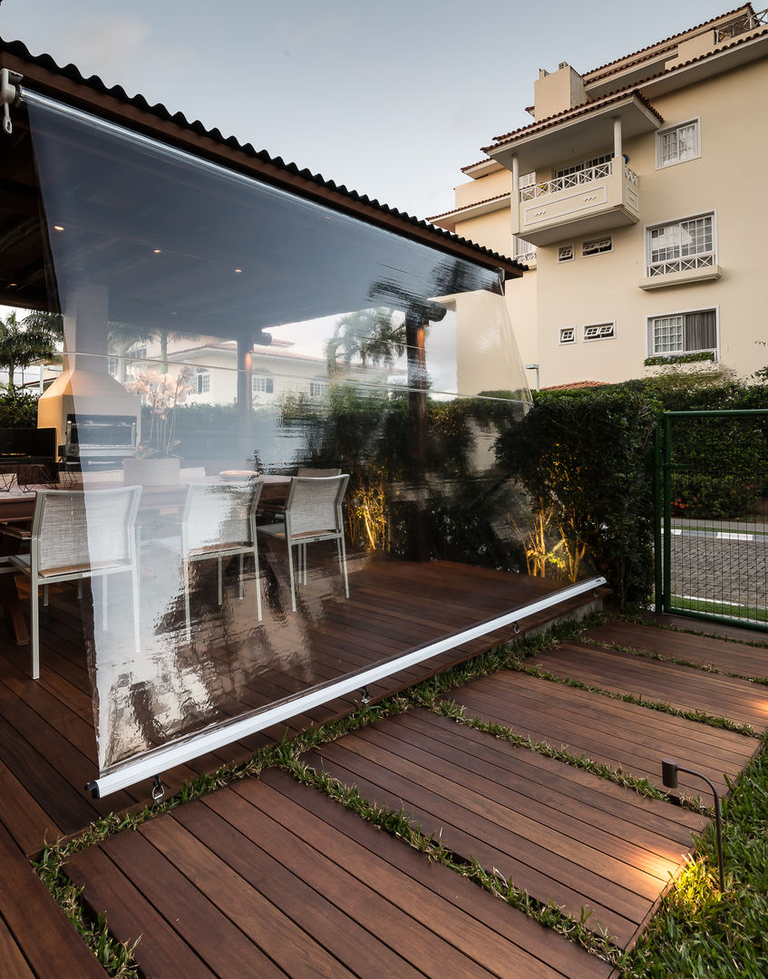 Área externa - Condomínio Jardim Mediterrâneo, branco arquitetura branco arquitetura Balcones y terrazas de estilo tropical