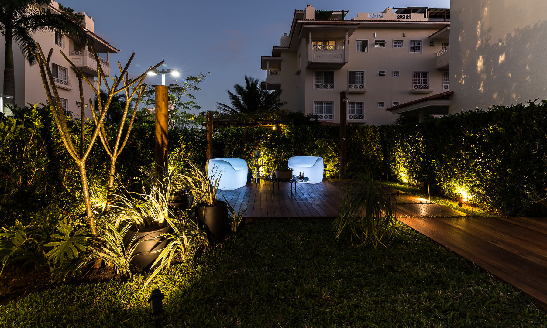 Área externa - Condomínio Jardim Mediterrâneo, branco arquitetura branco arquitetura Jardines de estilo tropical