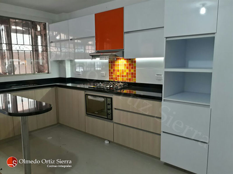 Cocina Integral de Diseño Moderno, Cocinas Integrales Olmedo Ortiz Sierra Cocinas Integrales Olmedo Ortiz Sierra مطبخ ذو قطع مدمجة ألواح خشب مضغوط