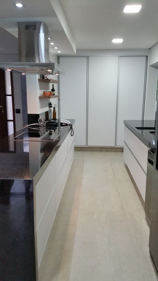 Cozinha branca e preta StudioCS Arquitetura Armários e bancadas de cozinha MDF despensa,cozinha branca,armários brancos,cooktop de indução,coifa de ilha,bancada preta,pia preta,cozinha com ilha