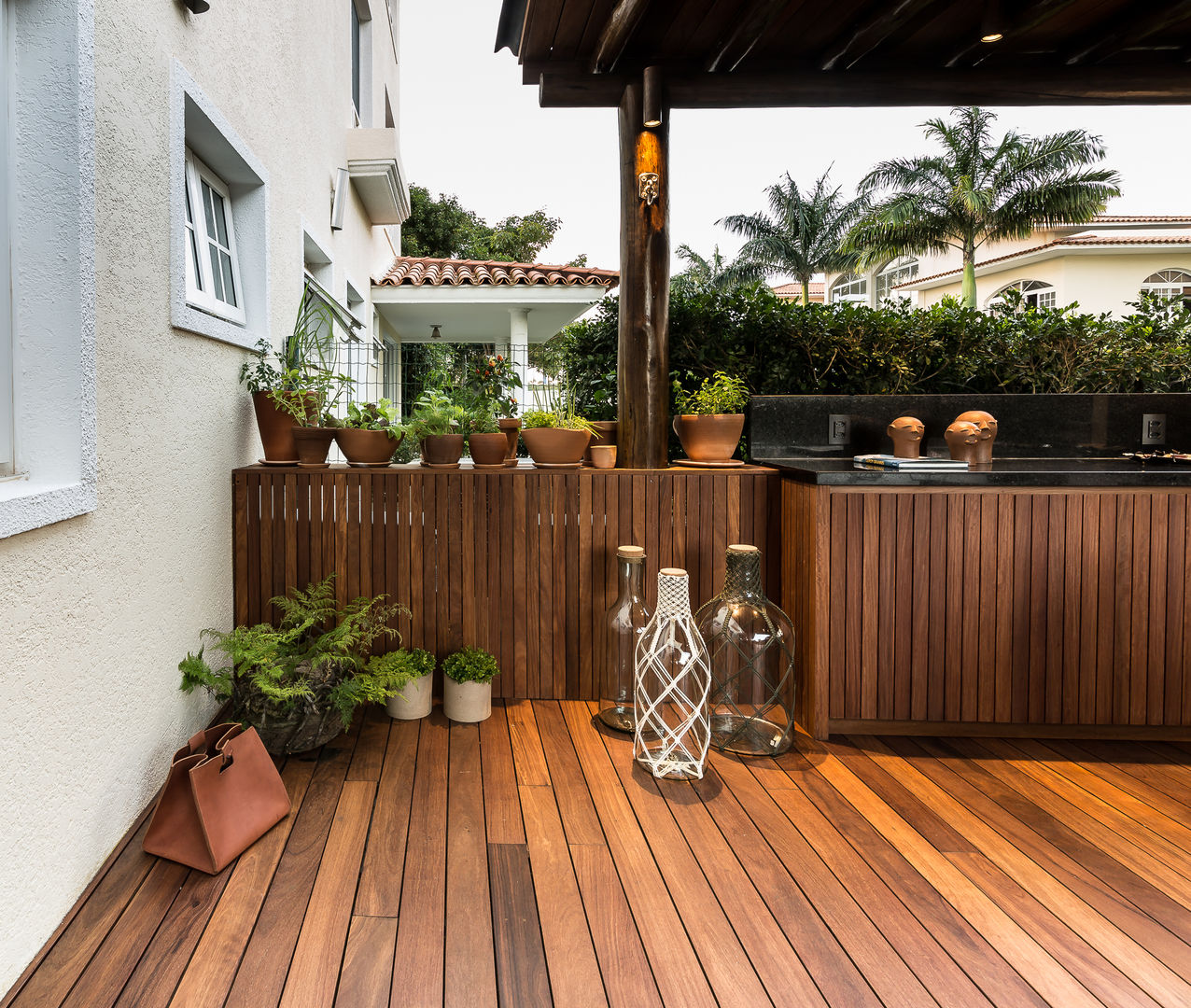 Horta suspensa | Deck madeira branco arquitetura Varandas, marquises e terraços tropicais