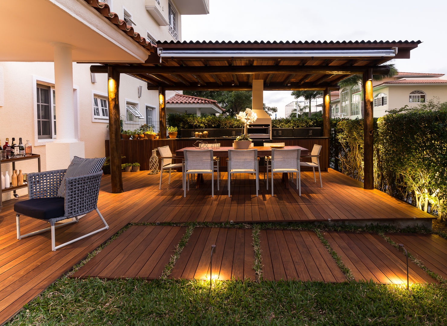 Área externa - Condomínio Jardim Mediterrâneo, branco arquitetura branco arquitetura Balcone, Veranda & Terrazza in stile tropicale