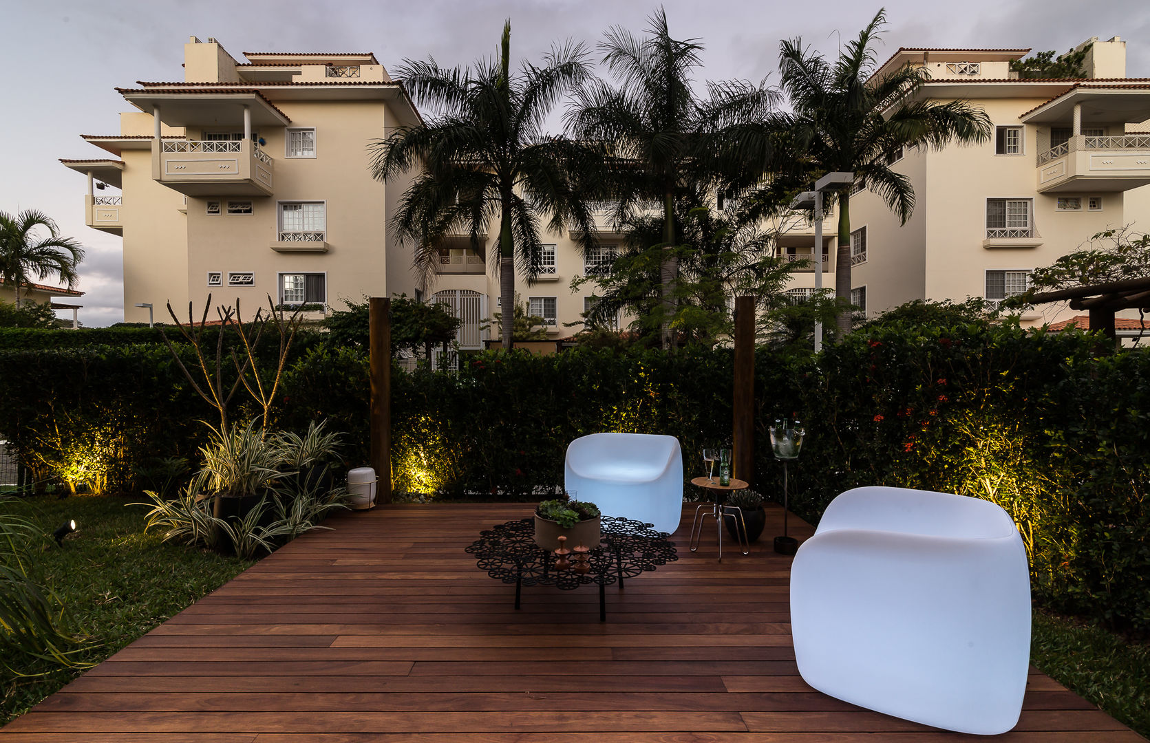 Área externa - Condomínio Jardim Mediterrâneobranco arquitetura branco arquitetura トロピカルな 庭