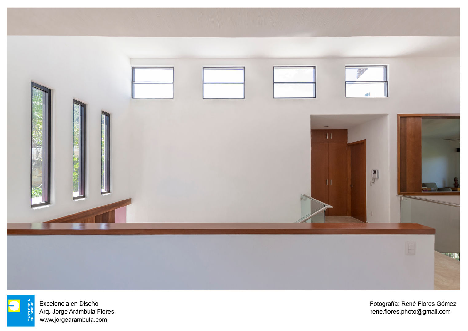 Casa Bosques, Excelencia en Diseño Excelencia en Diseño Modern corridor, hallway & stairs