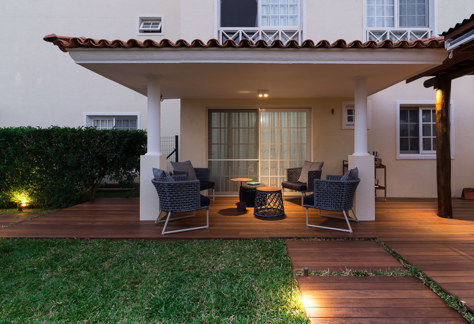 Área externa - Condomínio Jardim Mediterrâneo, branco arquitetura branco arquitetura Tropical style balcony, porch & terrace