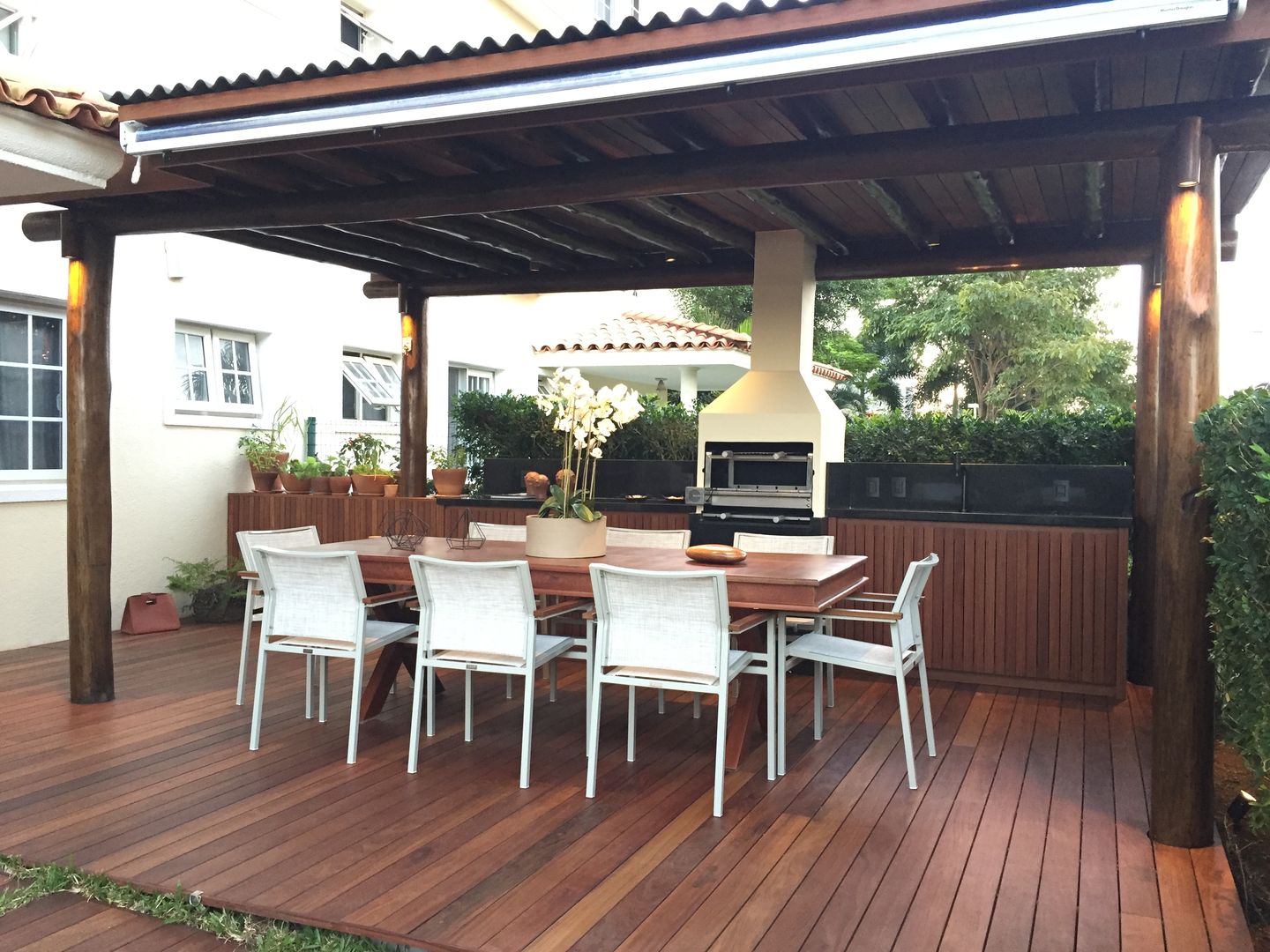 Área externa - Condomínio Jardim Mediterrâneo, branco arquitetura branco arquitetura Tropical style balcony, veranda & terrace
