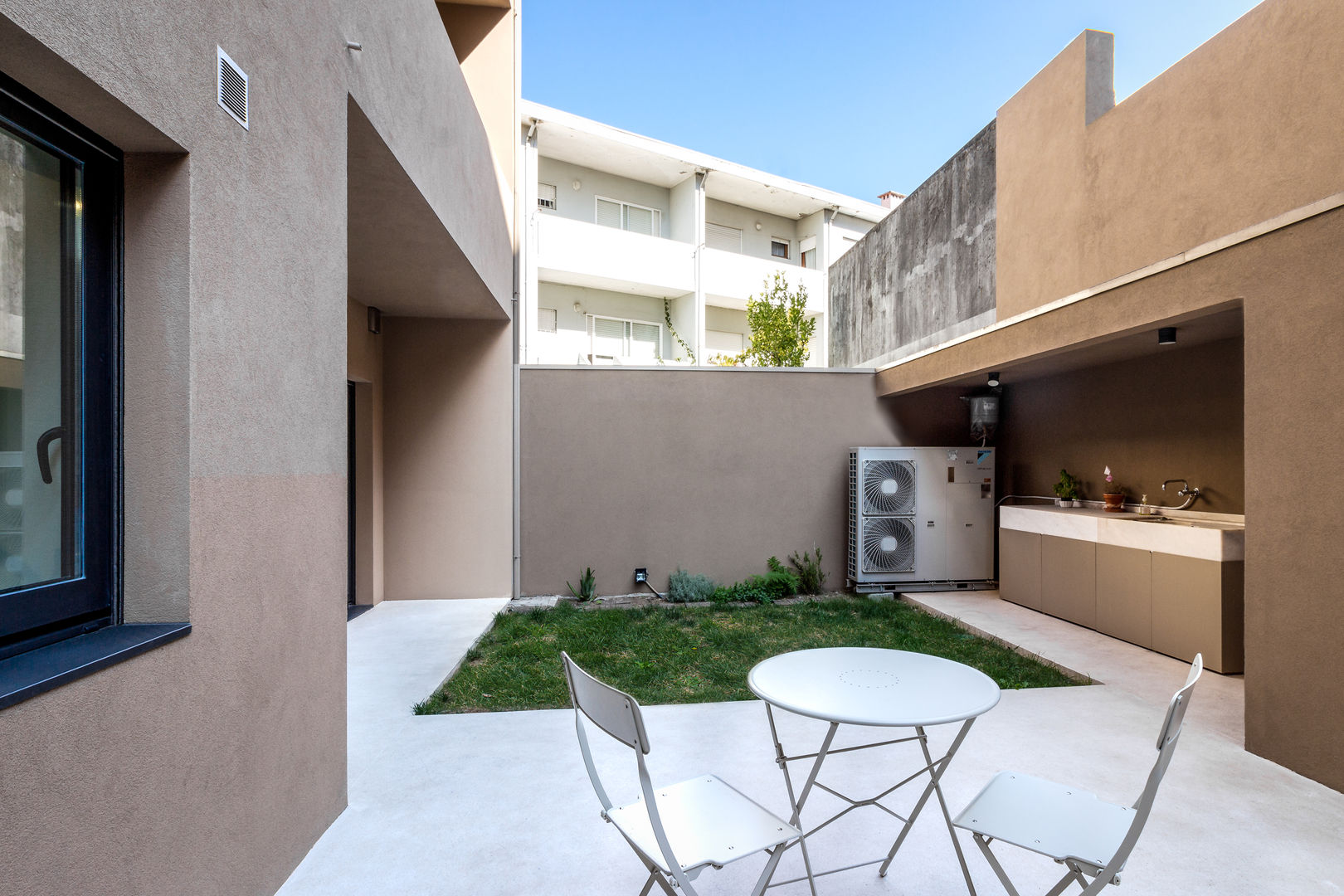 homify Balcon, Veranda & Terrasse minimalistes