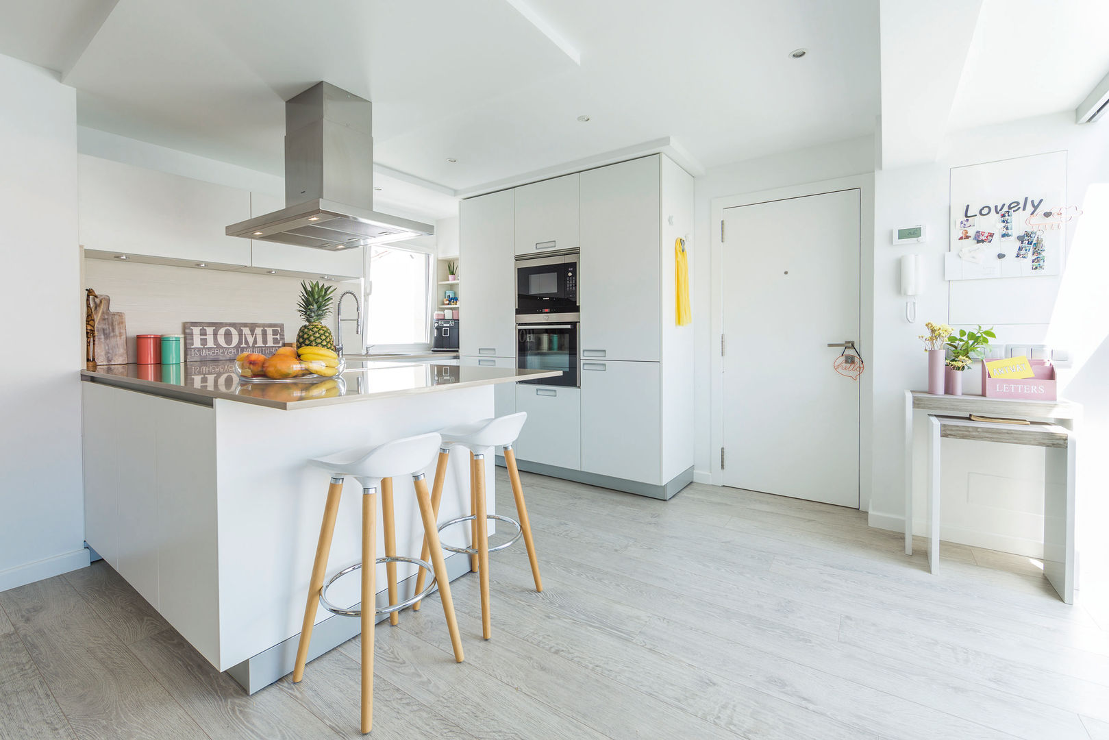 Una cocina blanca abierta al resto de la casa, Santiago Interiores - Cocinas Santos Santiago Interiores - Cocinas Santos Built-in kitchens