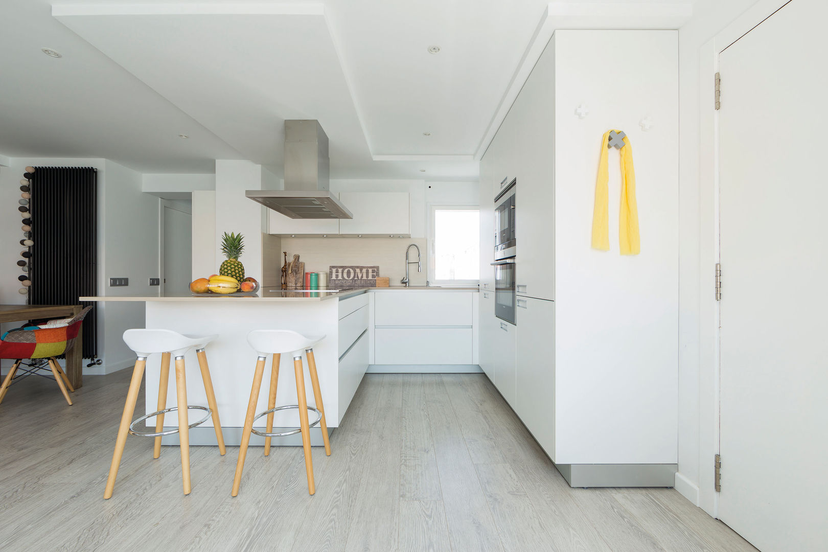 Una cocina blanca abierta al resto de la casa, Santiago Interiores - Cocinas Santos Santiago Interiores - Cocinas Santos Bếp xây sẵn