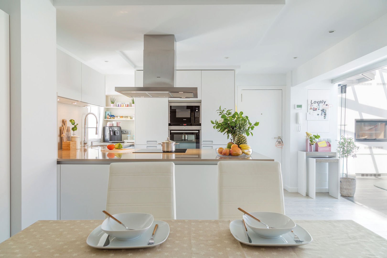 Una cocina blanca abierta al resto de la casa, Santiago Interiores - Cocinas Santos Santiago Interiores - Cocinas Santos Einbauküche