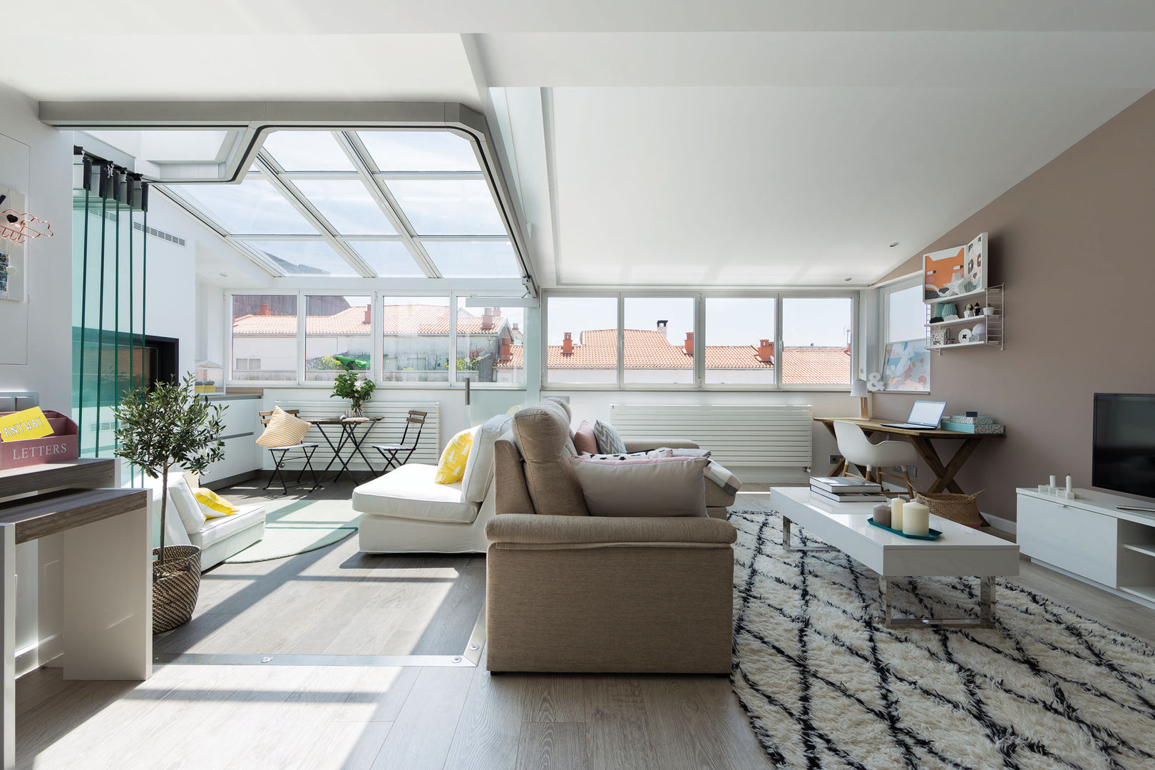 Una cocina blanca abierta al resto de la casa, Santiago Interiores - Cocinas Santos Santiago Interiores - Cocinas Santos Salas de estar modernas