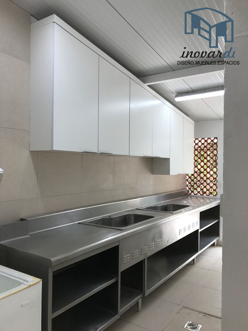 Cocina melamina blanca y campana, Inovardi Inovardi Built-in kitchens Wood Wood effect