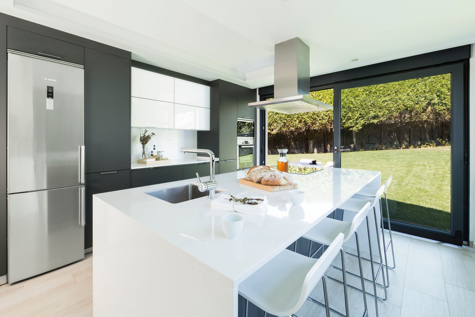 Cocina con Jardin e Iluminación Natural y una Vista Espectacular, Santiago Interiores - Cocinas Santos Santiago Interiores - Cocinas Santos مطبخ ذو قطع مدمجة