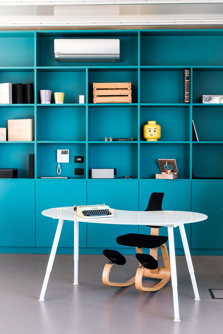 ​Un vecchio fienile della campagna italiana diventa uno studio fotografico professionale., UNO8A UNO8A Modern study/office MDF