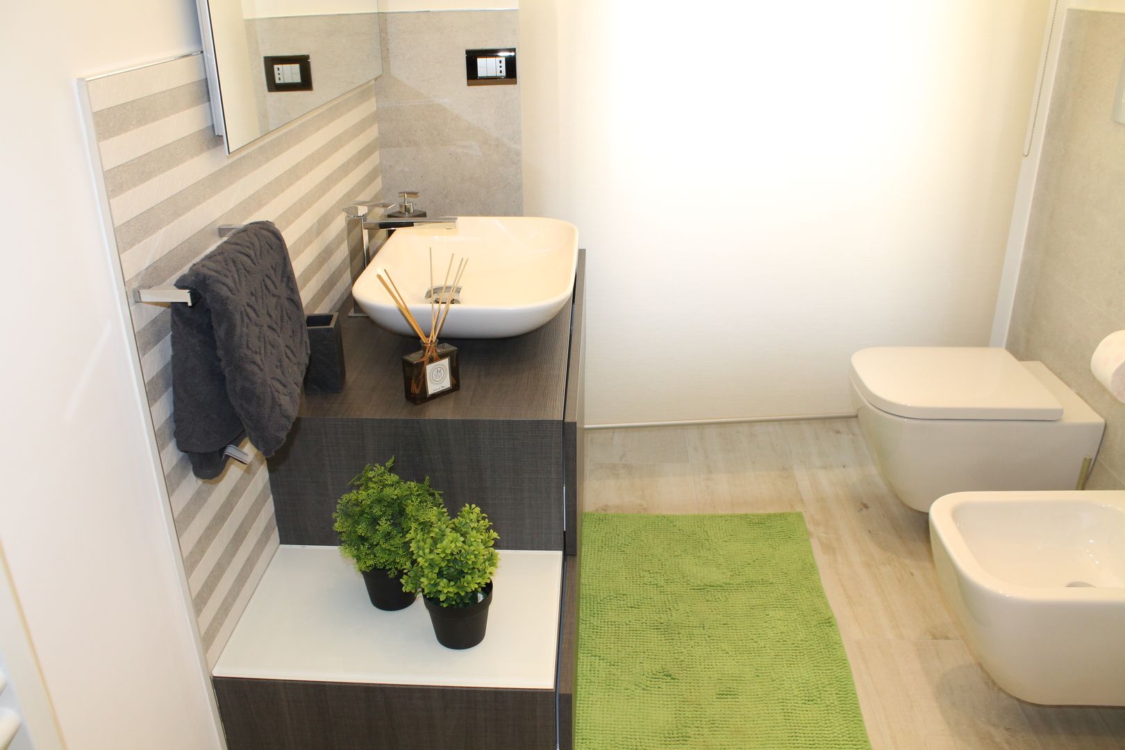 Appartamento in Turi (Bari) - Moderno su due livelli, SILVIA ZACCARO ARCHITETTO SILVIA ZACCARO ARCHITETTO Modern style bathrooms