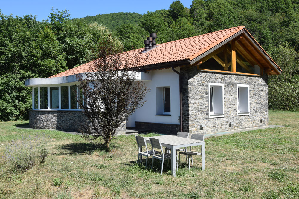 TETTO IN LEGNO, PIETRA E MATTONI A VISTA, silvestri architettura silvestri architettura Casas unifamiliares Piedra