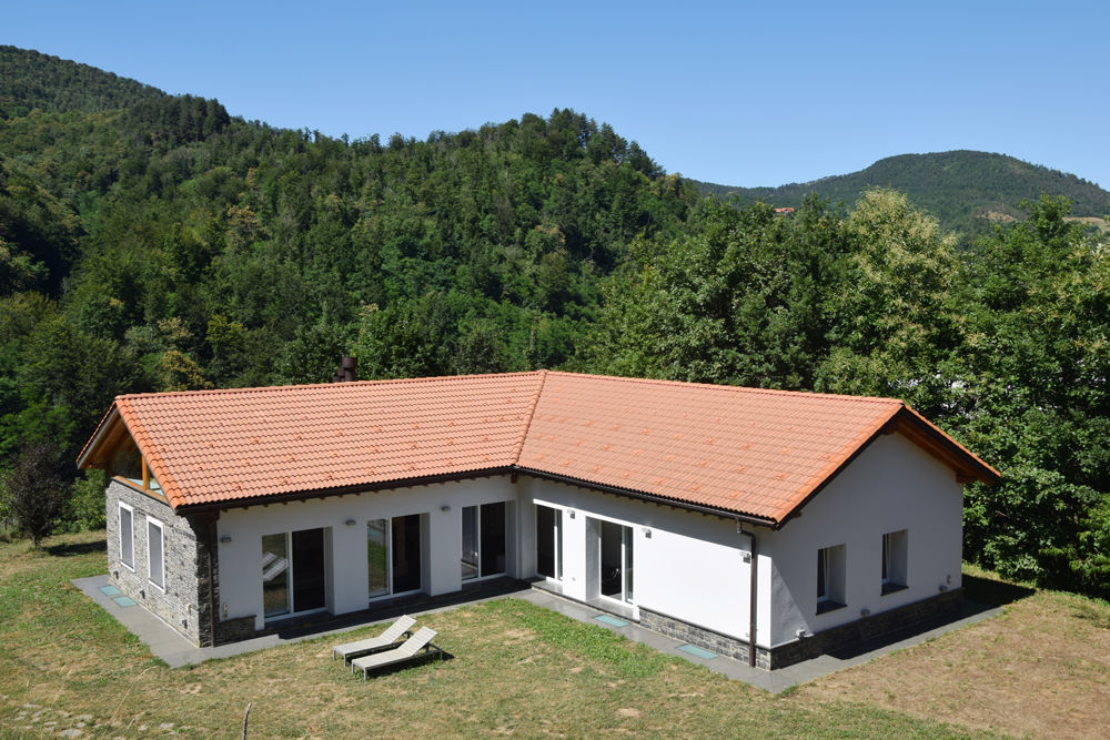 TETTO IN LEGNO, PIETRA E MATTONI A VISTA, silvestri architettura silvestri architettura Casas unifamiliares Piedra