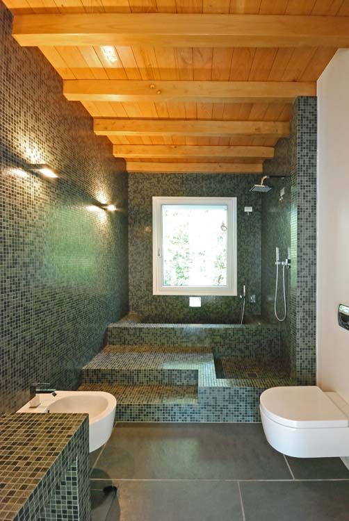 TETTO IN LEGNO, PIETRA E MATTONI A VISTA, silvestri architettura silvestri architettura Country style bathrooms Tiles