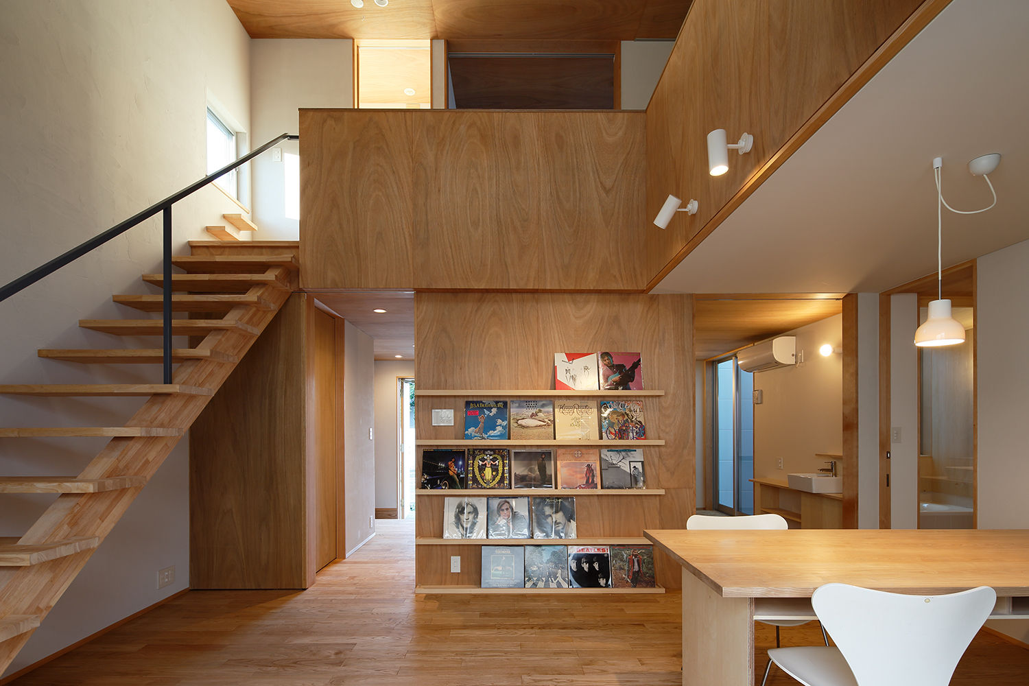 千葉のコートハウス Courtyard house in Chiba, 株式会社 神成建築計画事務所 株式会社 神成建築計画事務所 Soggiorno eclettico