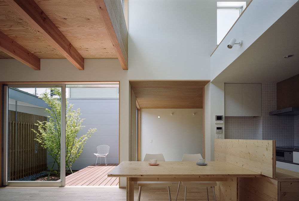 東船橋の家 Courtyard house in Funabashi,Chiba, 株式会社 神成建築計画事務所 株式会社 神成建築計画事務所 Living room