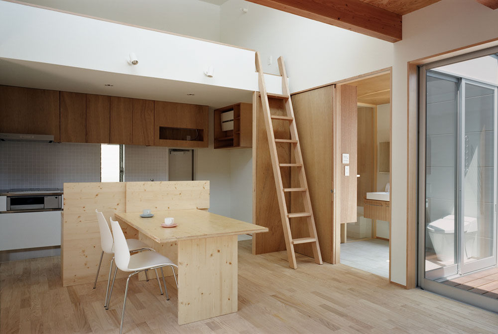 東船橋の家 Courtyard house in Funabashi,Chiba, 株式会社 神成建築計画事務所 株式会社 神成建築計画事務所 Їдальня