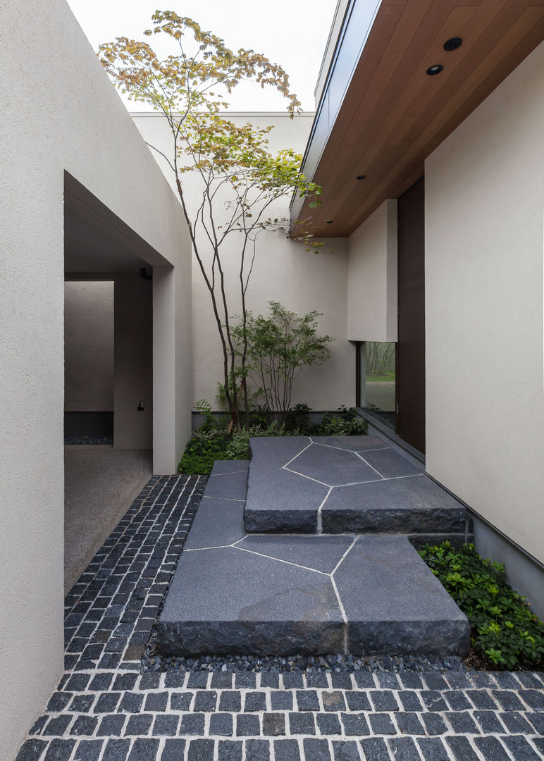 森の中のコートハウス, Architet6建築事務所 Architet6建築事務所 Jardines en la fachada Piedra