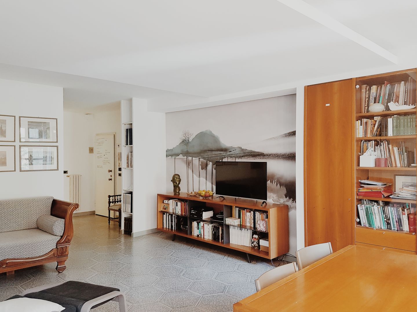 Restyling di soggiorno: come dare nuova vita ai mobili anni Novanta, smellof.DESIGN smellof.DESIGN Modern living room
