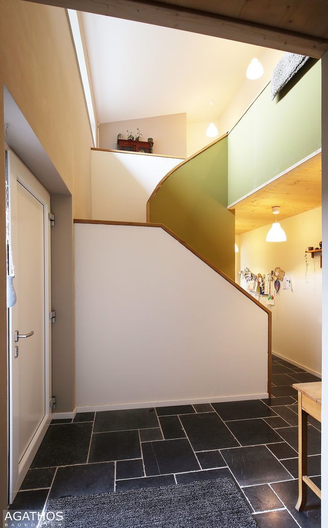 Neubau eines Einfamilienhauses mit Einliegerwohnung, Architekturbüro Sutmann Architekturbüro Sutmann Modern corridor, hallway & stairs