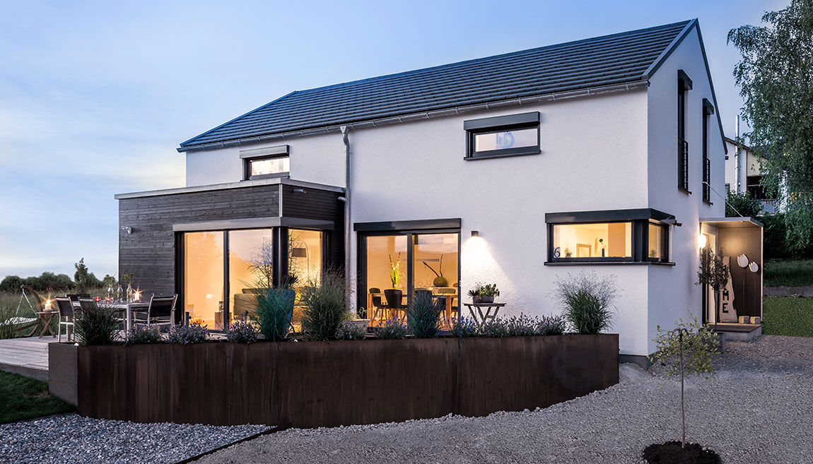 Modernes Familienhaus, Terrasse mit Hochbeet KitzlingerHaus GmbH & Co. KG Einfamilienhaus Holzwerkstoff Transparent KitzlingerHaus,Architektenhaus,Fertighaus,Holzhaus,Terrasse,Hochbeet,Anbau