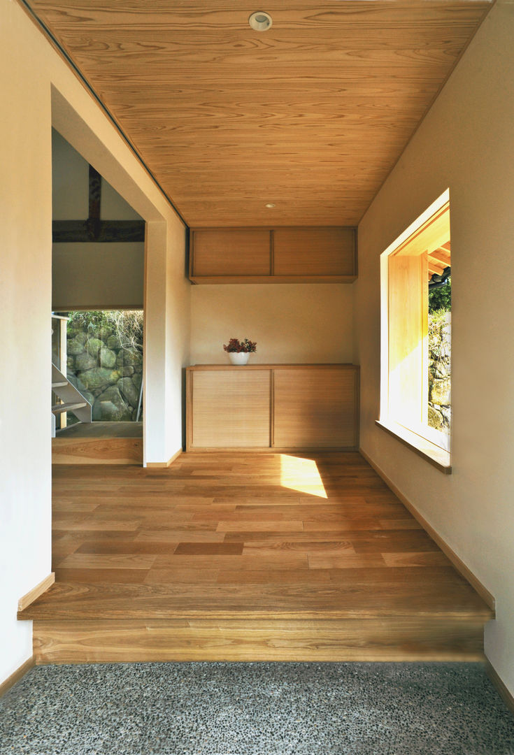 吉井の家, 神家昭雄建築研究室 神家昭雄建築研究室 Eclectic corridor, hallway & stairs Wood Wood effect