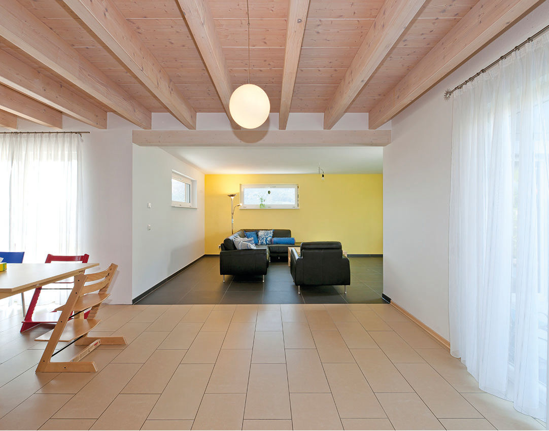 Erweitertes Kontrastprogramm, KitzlingerHaus GmbH & Co. KG KitzlingerHaus GmbH & Co. KG Living room Engineered Wood Transparent