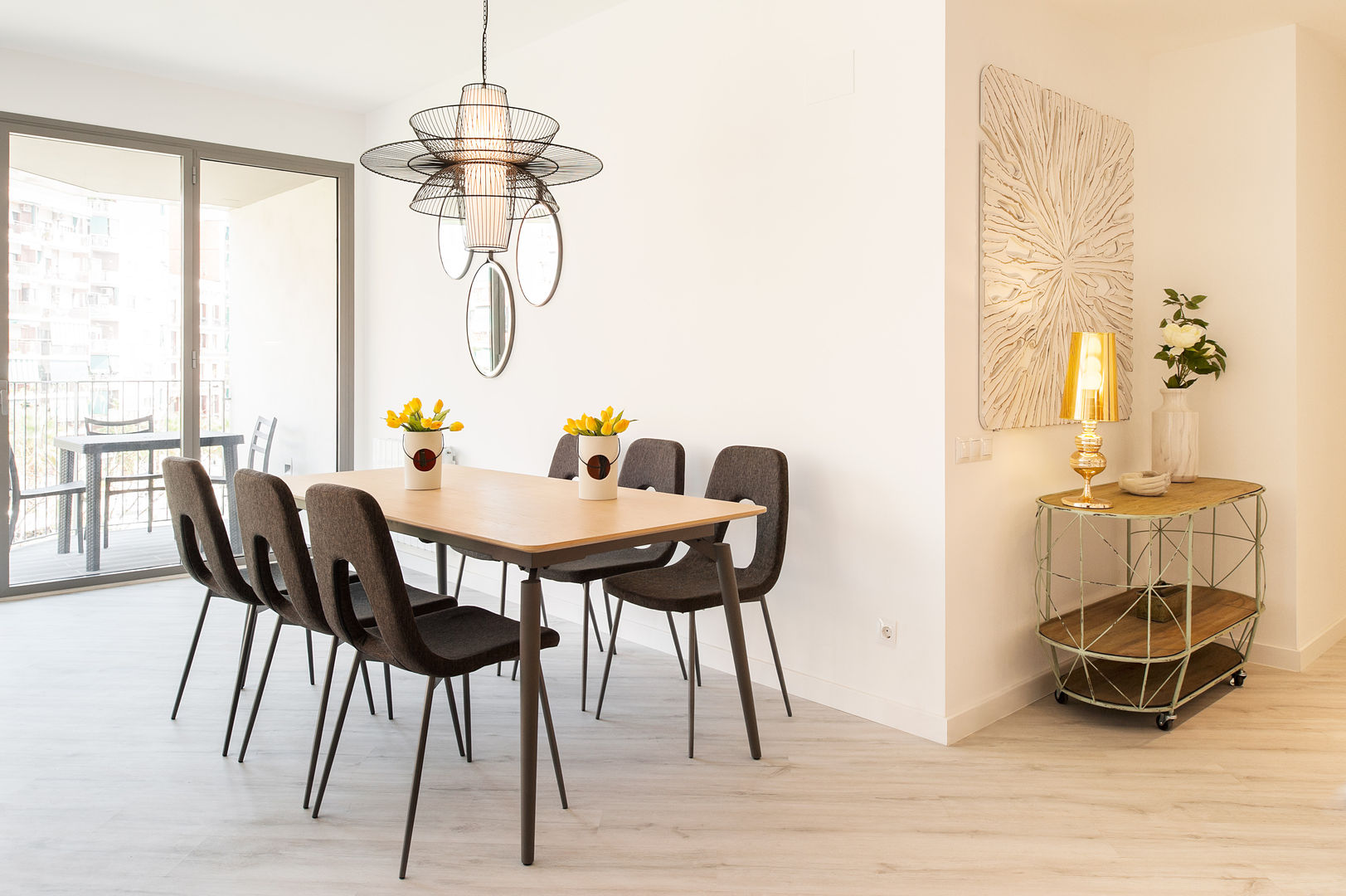 Home Staging Amueblar un Piso Express en Poblenou, Markham Stagers Markham Stagers Modern Yemek Odası