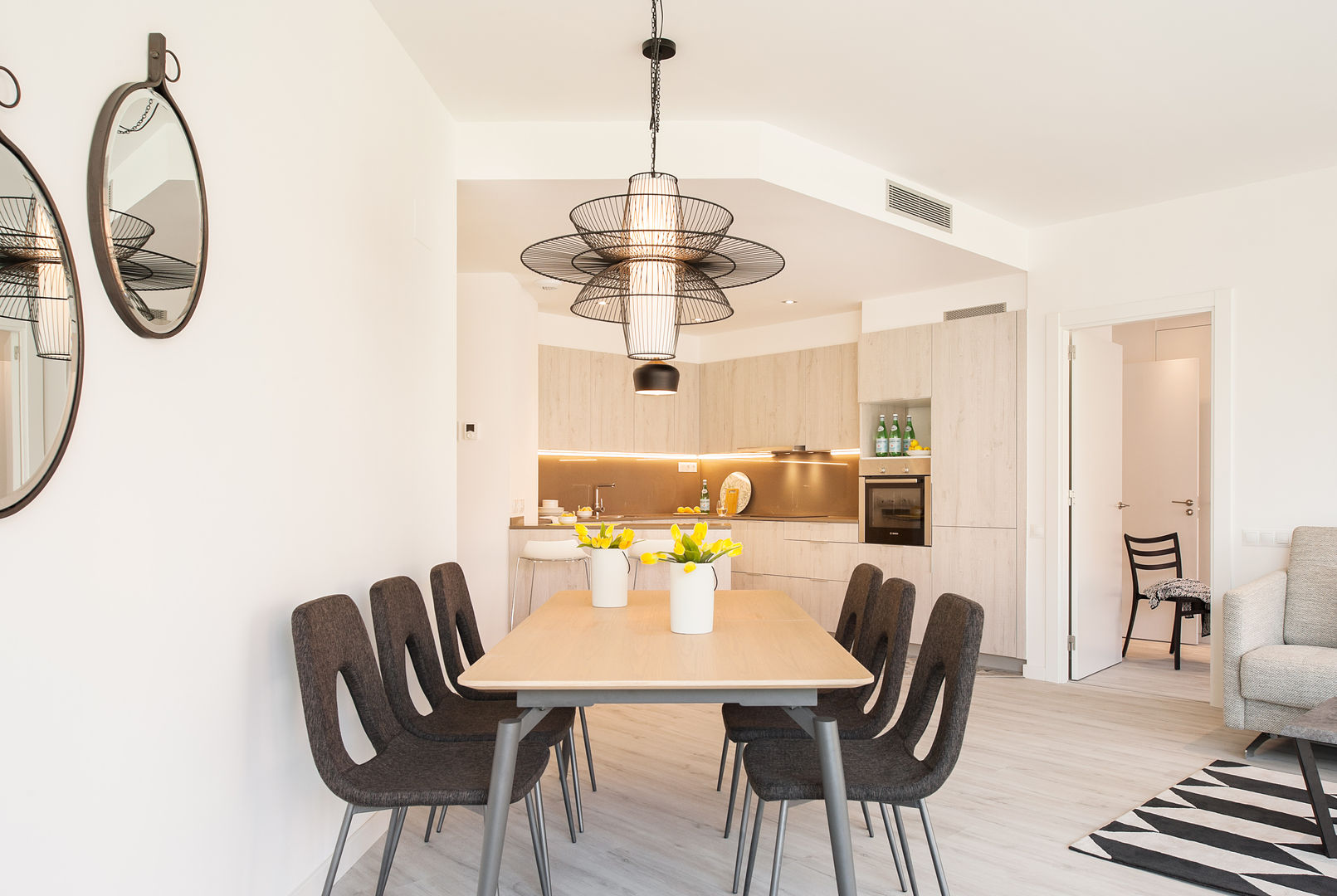 Home Staging Amueblar un Piso Express en Poblenou, Markham Stagers Markham Stagers Modern dining room