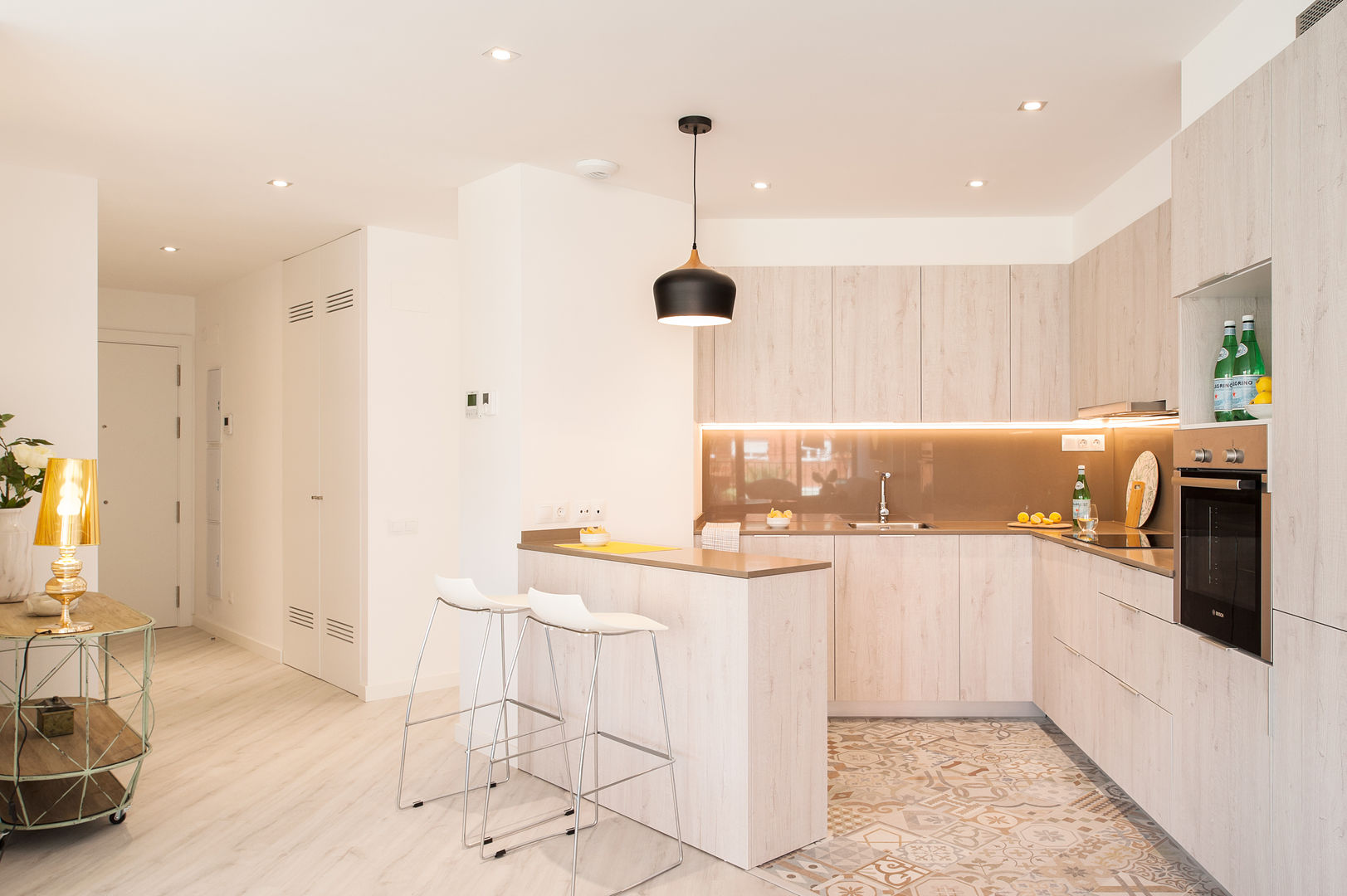 Home Staging Amueblar un Piso Express en Poblenou, Markham Stagers Markham Stagers Modern kitchen