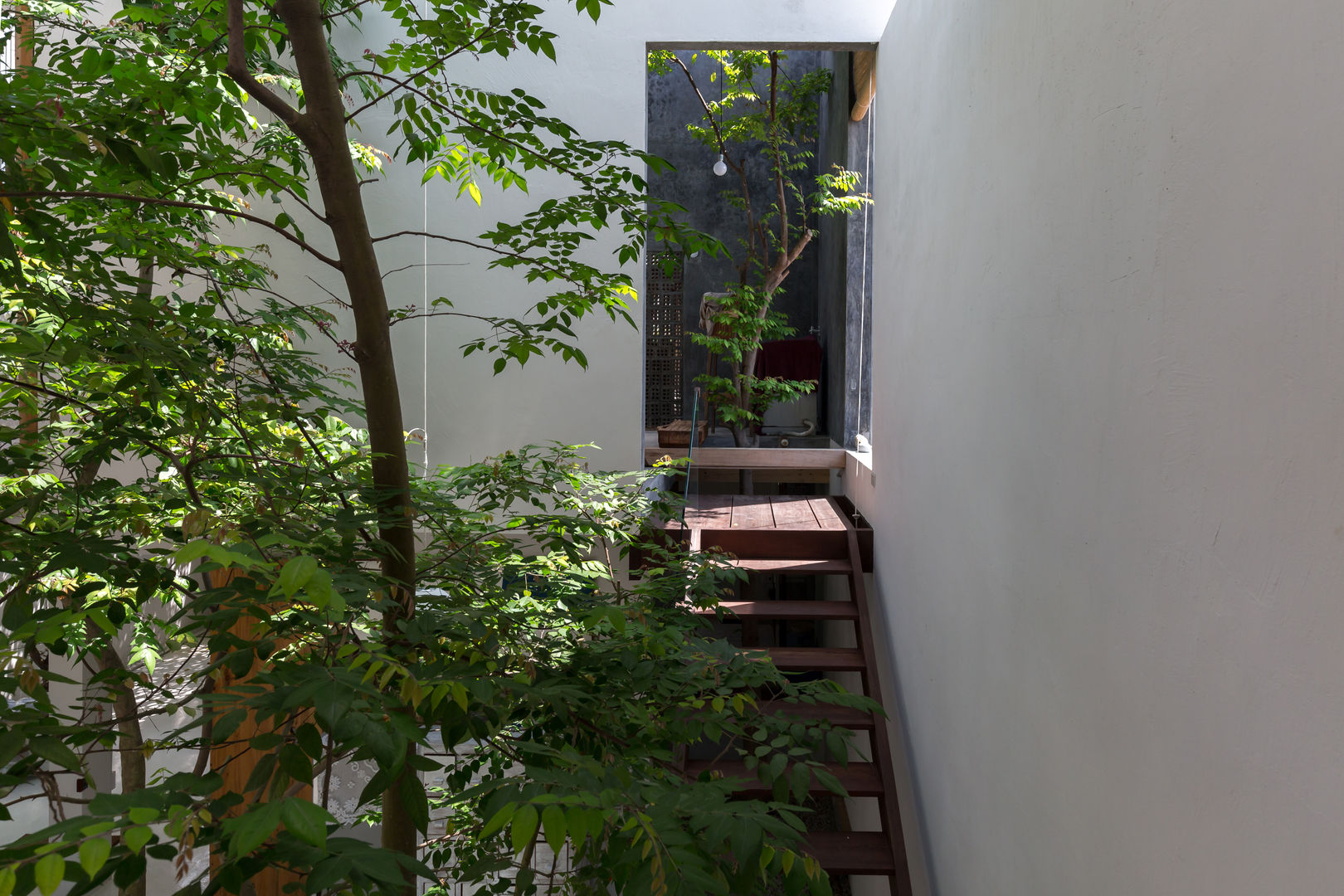 MA HOUSE, GERIRA ARCHITECTS GERIRA ARCHITECTS Tường & sàn phong cách tối giản