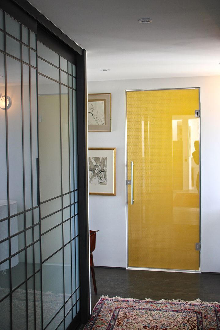 Golden glass door with bespoke pattern, Alguacil & Perkoff Ltd. Alguacil & Perkoff Ltd. Glastür Glas