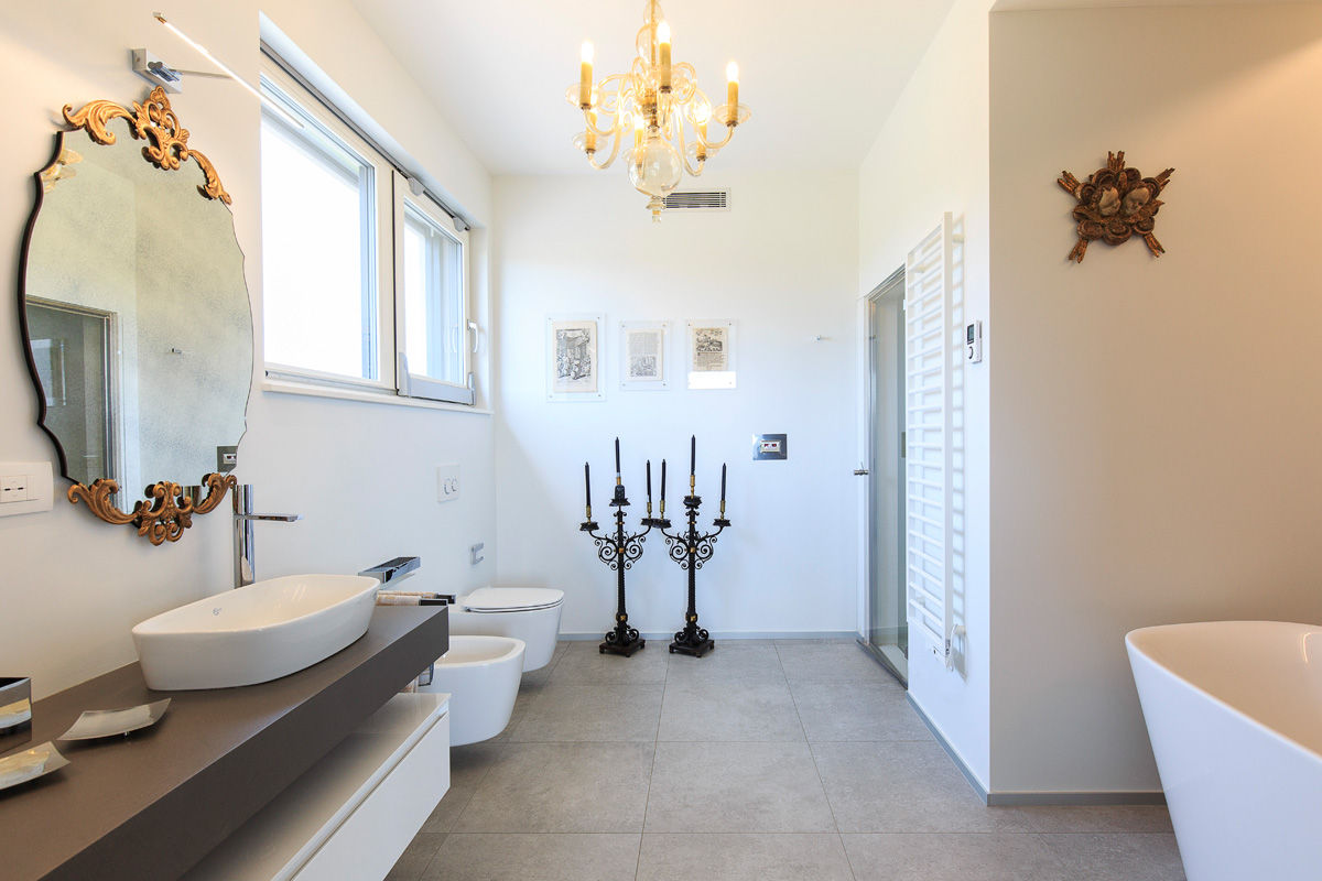 Villa Moderna in Bioedilizia di BIOHAUS: Bello , Stefano Pedroni Stefano Pedroni Modern bathroom