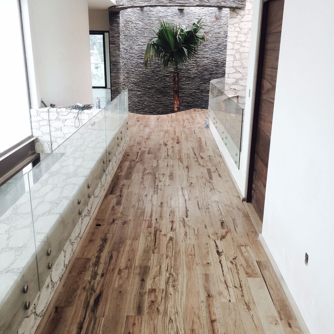 Piso de madera de ENCINO, Noek Pisos de Madera y Carpintería Noek Pisos de Madera y Carpintería Scandinavian style corridor, hallway& stairs Wood Wood effect