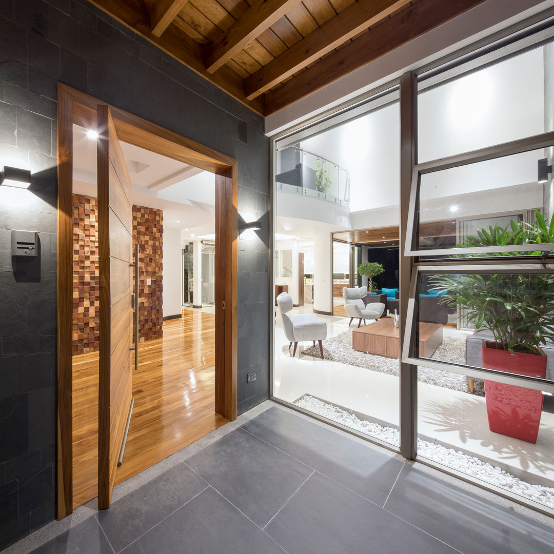 Casa L-G, J-M arquitectura J-M arquitectura أبواب خشب Wood effect